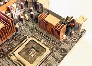 DFI lANParty UT ICFX3200-T2R/G mosfest cooling